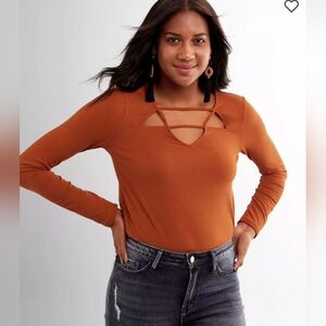 Buckle Black fitted strappy cut-out top in rust size small